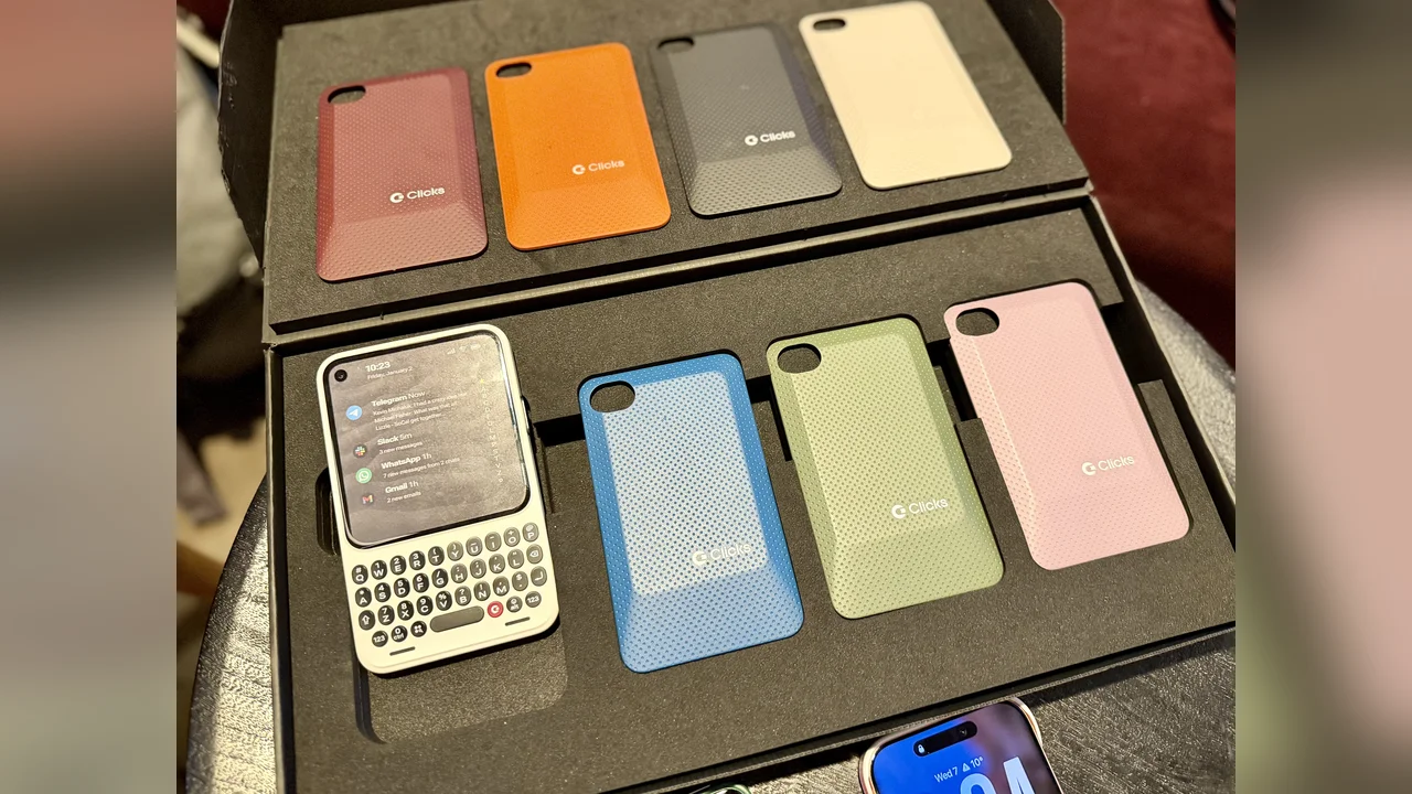 Teclado físico de volta? Inédito: smartphone Android vaza no CES 2025