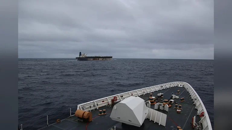 Tensão máxima: EUA interrompem petroleiro russo e Brasil em risco